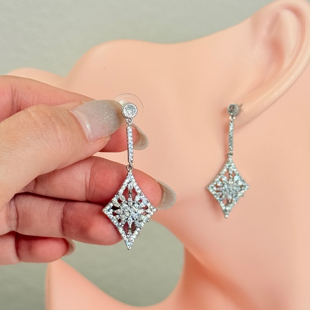 ⚜️ Classic Silver Crystal Drop Earrings - Picture 5 of 7